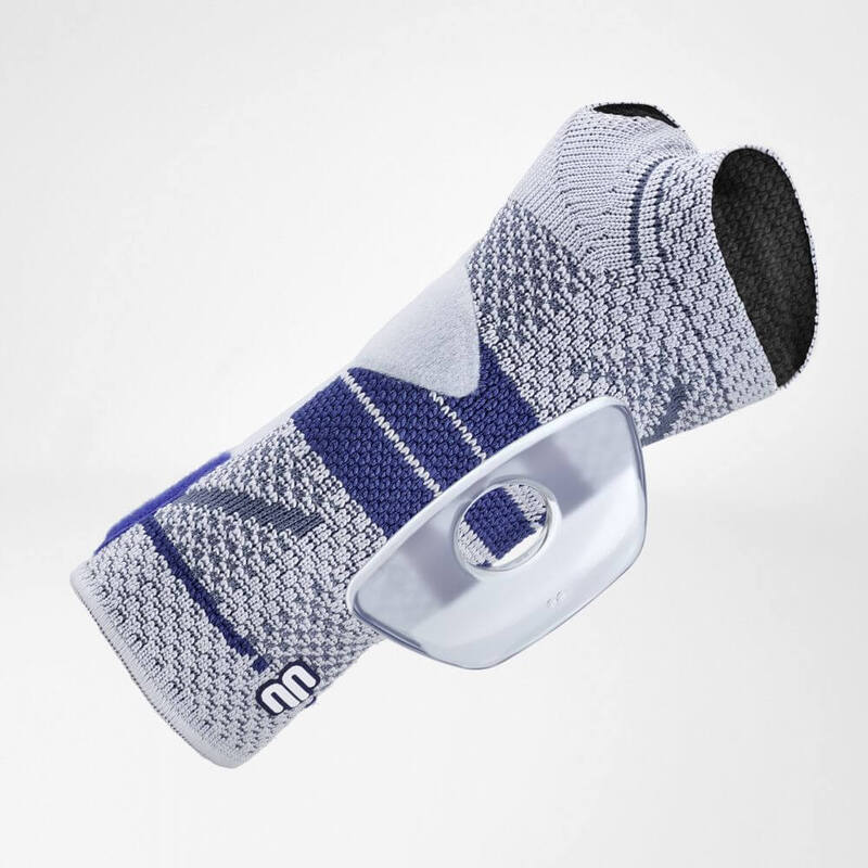 Bauerfeind ManuTrain polsbrace met gemarkeerde visco-elastische pelotte voor comfort.