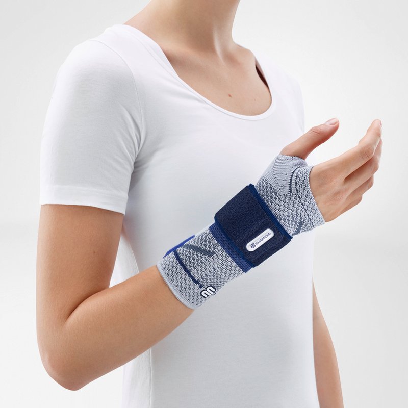 Bauerfeind ManuTrain polsbrace titan gedragen met één band voor verstelbare steun.