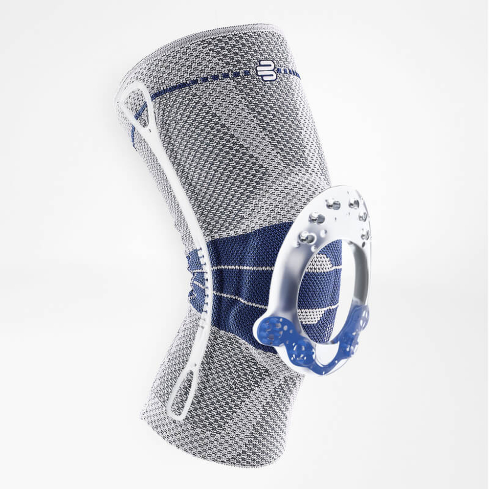Omega+ pelotte en aantrekhulp van de Bauerfeind GenuTrain kniebrace voor gerichte ondersteuning.