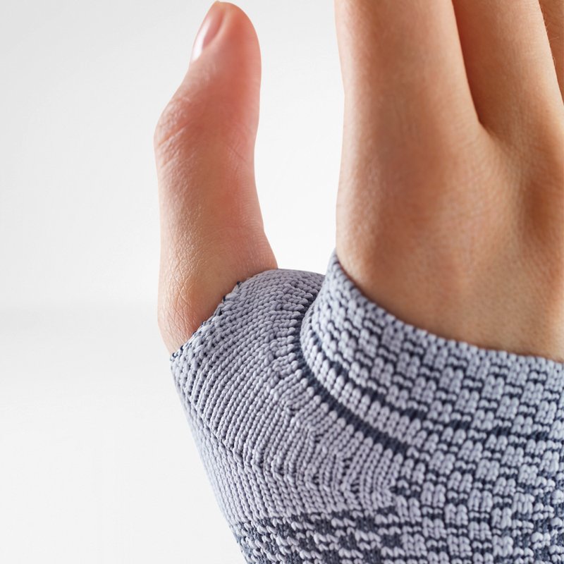 Close-up van Train-breisel van Bauerfeind ManuTrain polsbrace voor ademend draagcomfort.