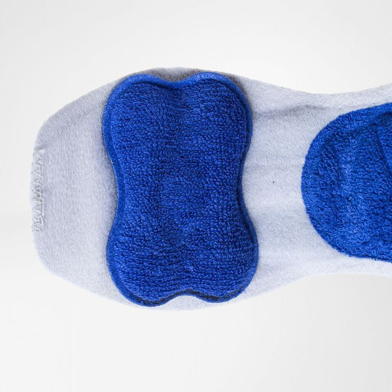 Close-up van grijze Bauerfeind EpiPoint elleboogband met ondersteunende pelotte.