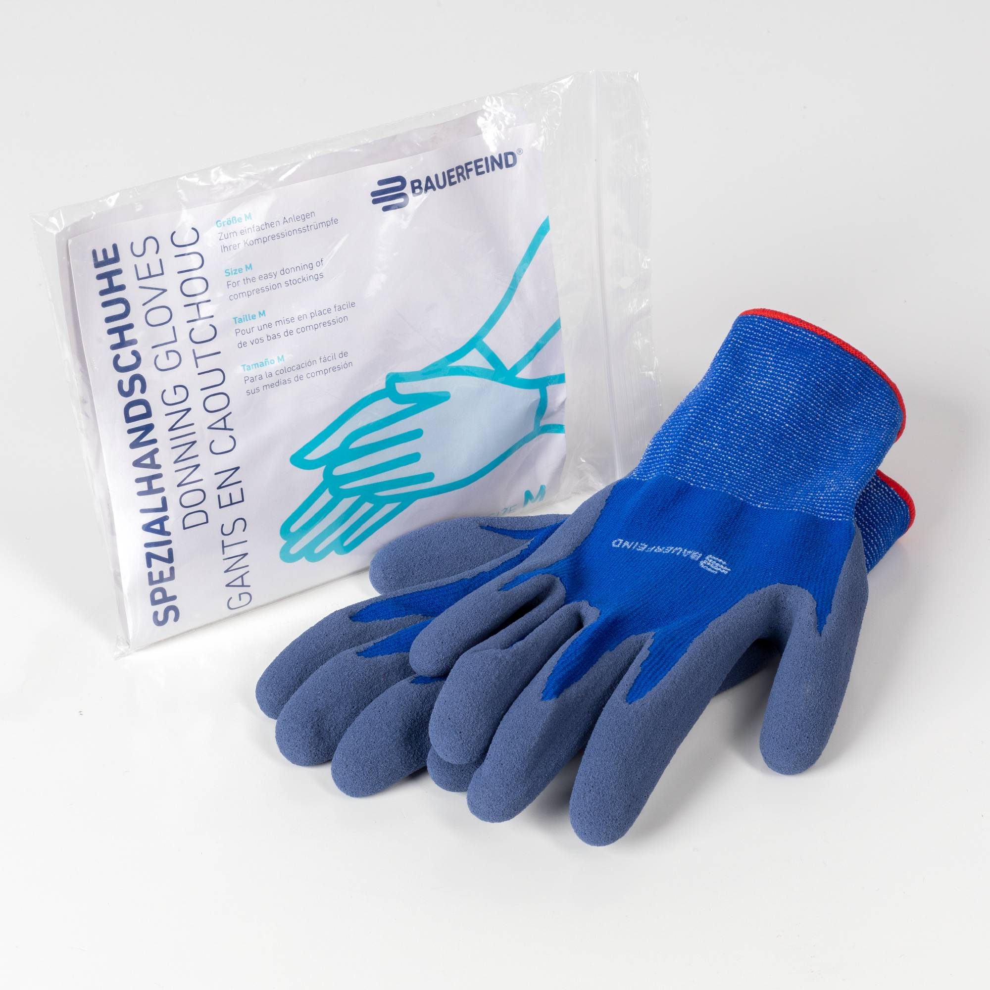 Blauw-grijze aantrekhandschoenen naast verpakking met tekst 'Bauerfeind' en 'Size M' voor compressiekousen.