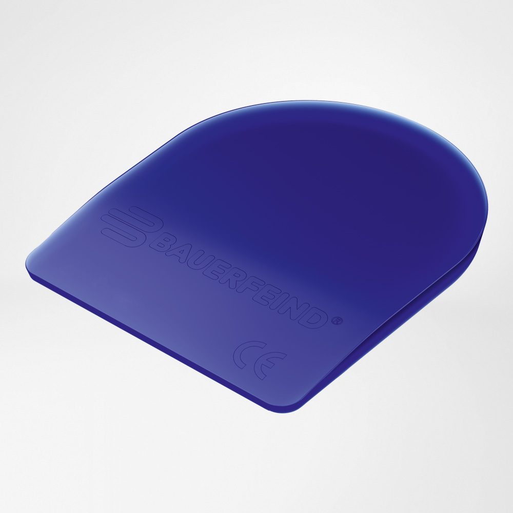 Blauw afgerond kunststof plaatje met reliëflogo 'BAUERFEIND' en CE-markering op een lichte achtergrond.
