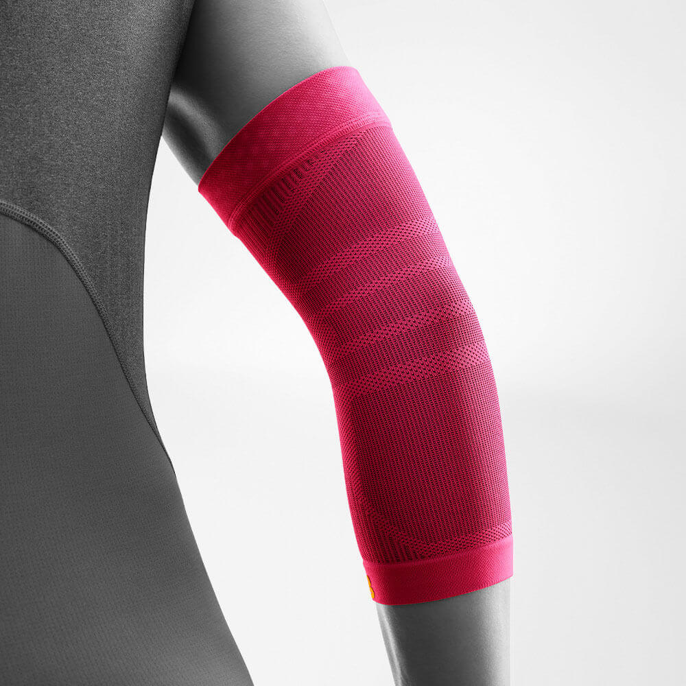 Achteraanzicht van de roze Sportsleeves voor de elleboog