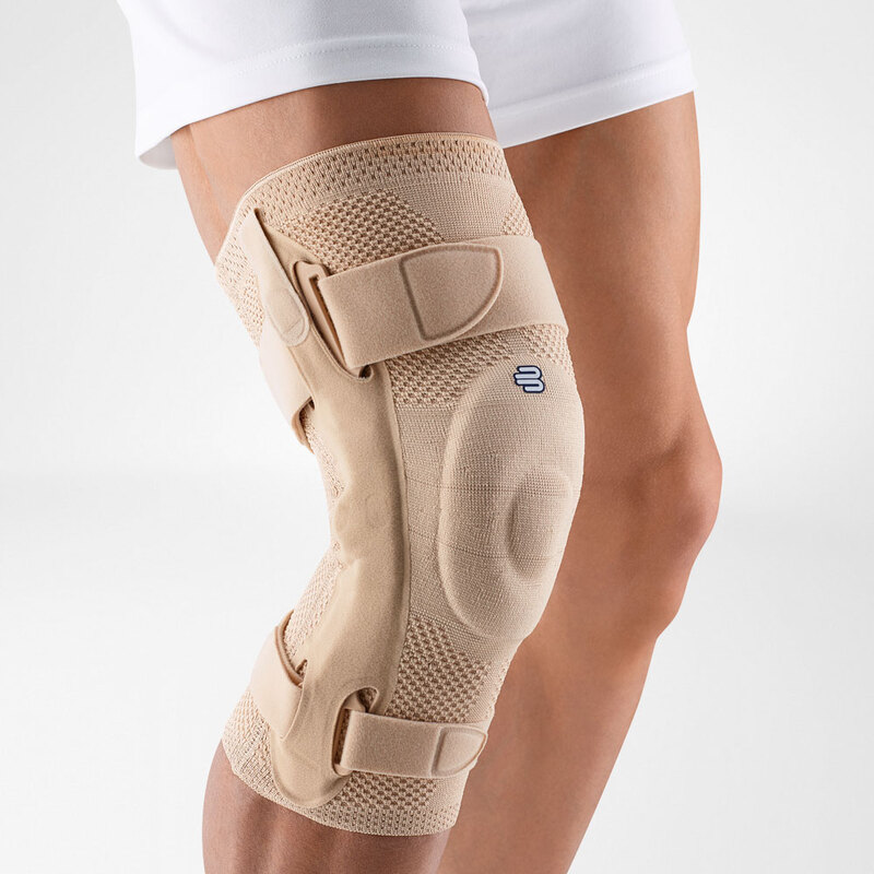 Beige Bauerfeind GenuTrain S kniebrace met verstelbare banden voor stevige stabiliteit.
