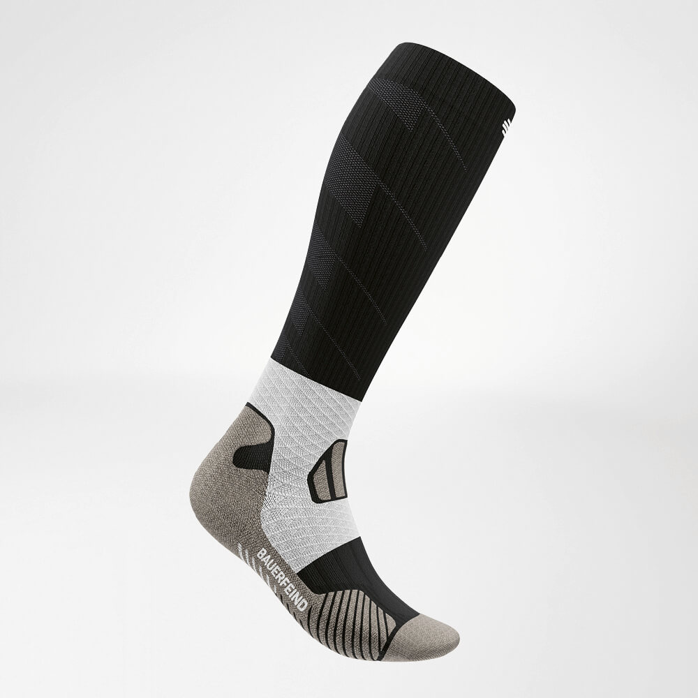 Lateraal vooraanzicht van de zwart-wit Trail Run - Running Socks