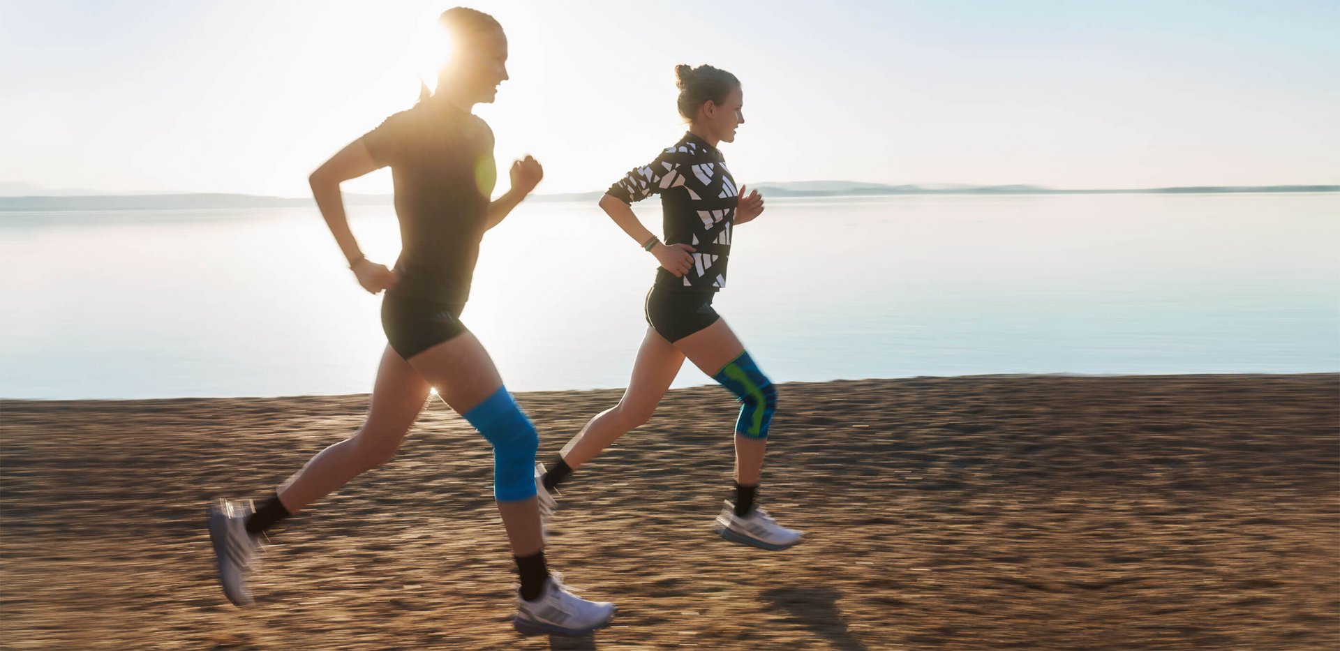 De hardloopsters Anna en Marie Hahner rennen op het strand