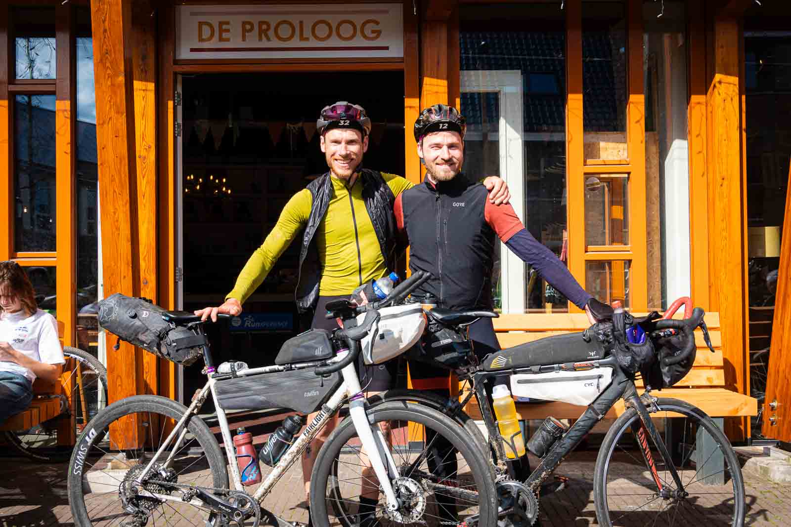 Twee finishers staan blij in het finishgebied van de Race om Nederland.