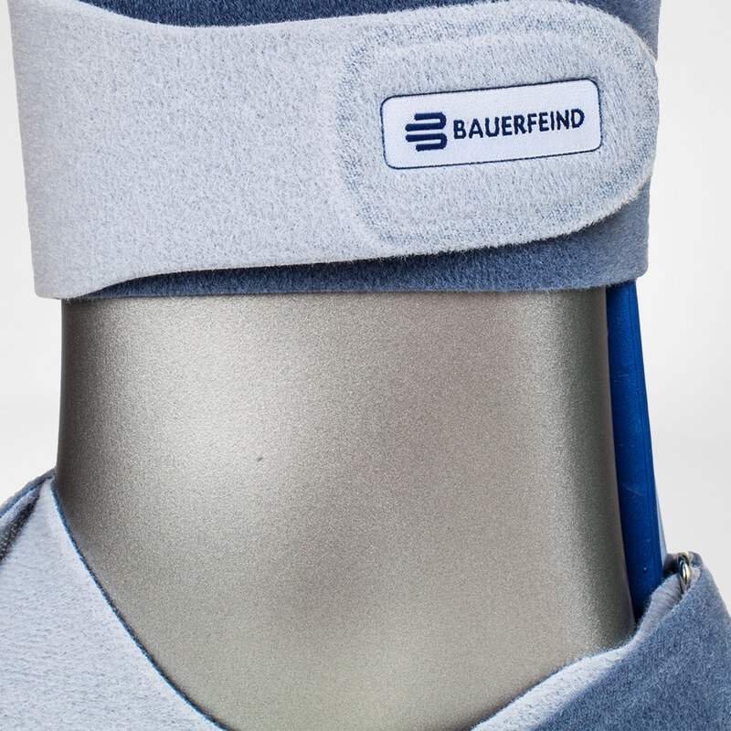 Close-up van blauw getextureerd kussen van de CaligaLoc enkelspalk voor comfort.