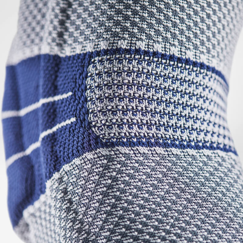 Comfortzone van de Bauerfeind GenuTrain kniebrace voor soepel draagcomfort rond de knie.