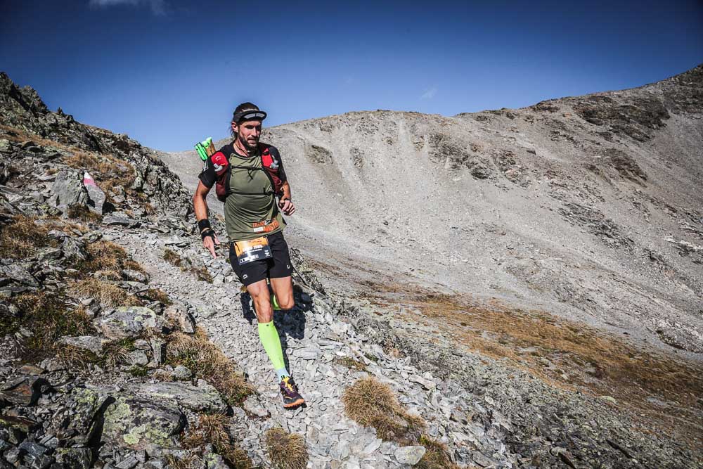 Lord Jens Kramer tijdens het ultrarunnen op een rotsachtig pad in de bergen