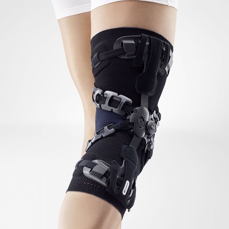 Achterzijde van zwarte GenuTrain OA unloader kniebrace met orthopedische ondersteuning.