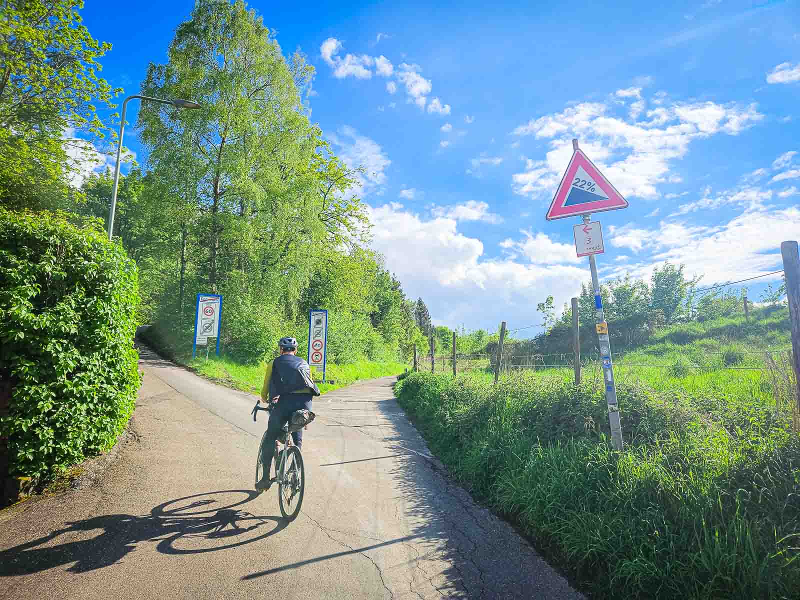 Een fietser rijdt een zeer steile klim op in de Race om Nederland.