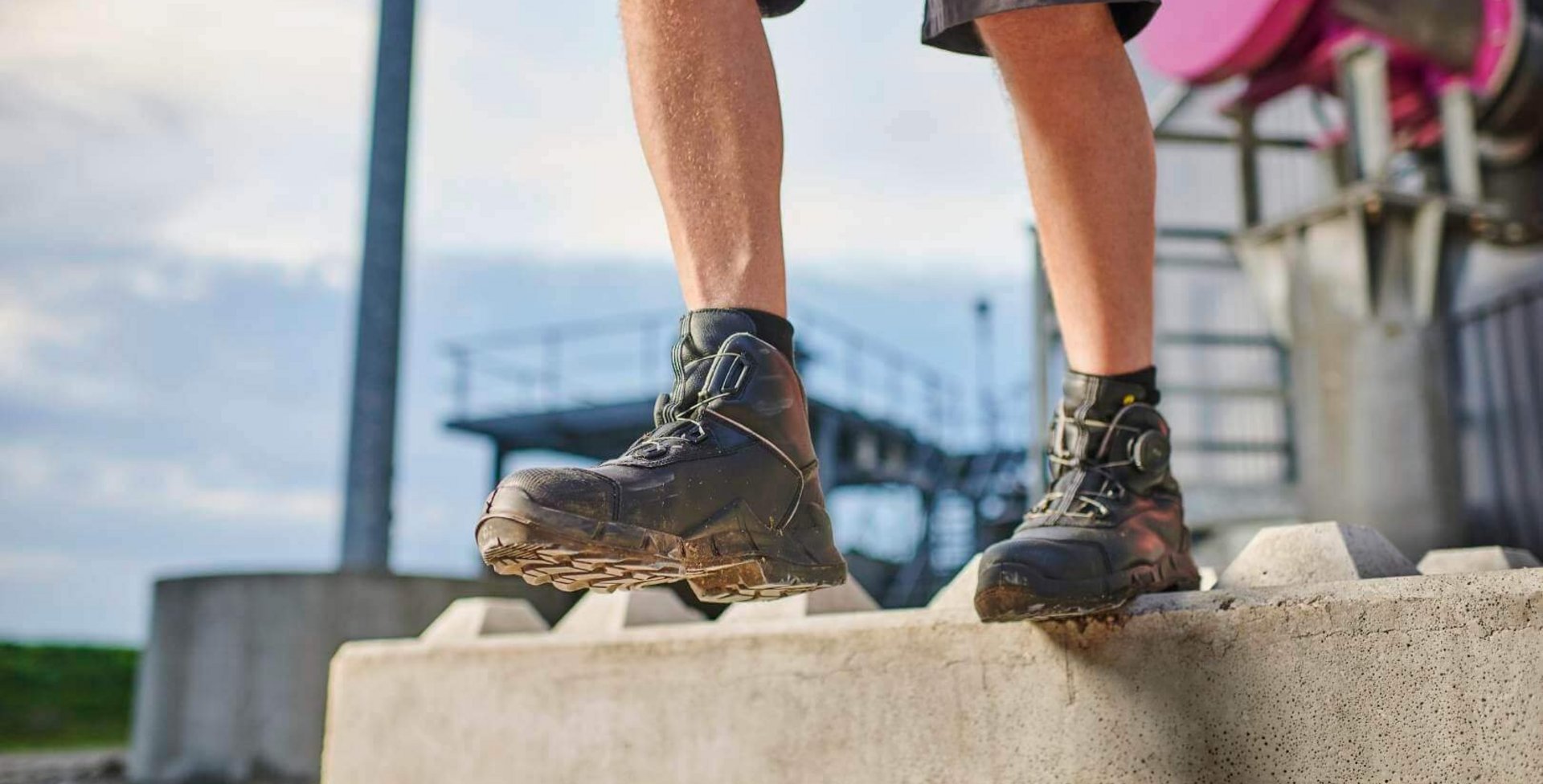 Je ziet een persoon in werkschoenen. In de werkschoenen zitten de inlegzolen ergopad work:h+ van het merk Bauerfeind.