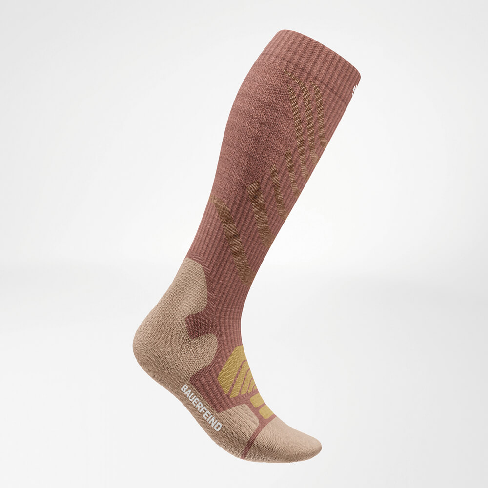 Volledige weergave van de Merino Outdoor Socks in een klassieke koraaltint. Functioneel design en hoogwaardige materialen zorgen voor outdoor perfectie.