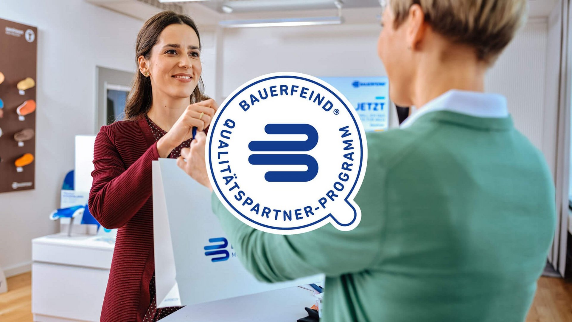 Bauerfeind kwaliteitspartner-keurmerk op een afbeelding waarop een aankoopsituatie in de medische speciaalzaak te zien is