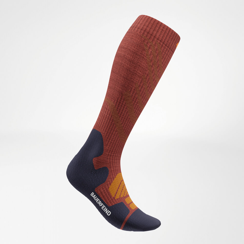 Volledige weergave van de Merino Outdoor Socks in granaat. De combinatie van een hoge schacht en naadloos design biedt bescherming en comfort.