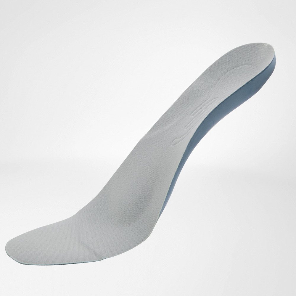 Grijze ergonomische inlegzool met verhoogde hiel en voetboogsteun op een lichte achtergrond.