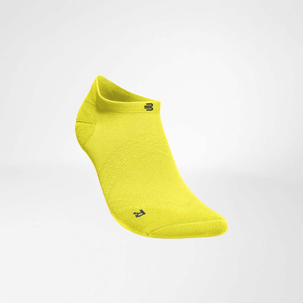 Seitliche Vorderansicht der gelben kurzen leichten Laufsocke