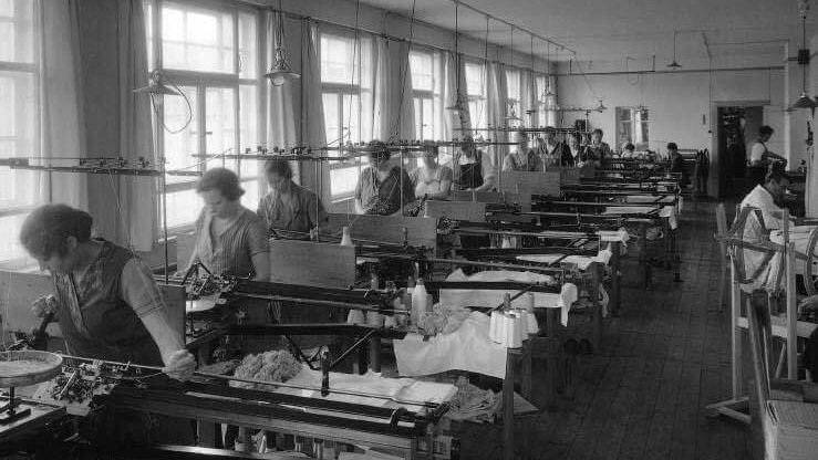 Historische zwart-witfoto, genomen in 1929 in Zeulenroda. Hij staat voor een rubberbreierij, de eerste productievestiging van het bedrijf, dat zich specialiseerde in medische compressiekousen.