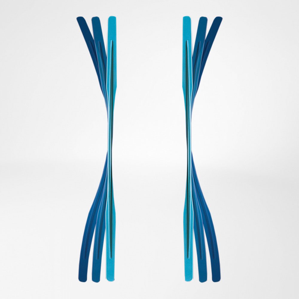 Twee symmetrische bundels van smalle blauwe en turquoise gedraaide stroken op een witte achtergrond.