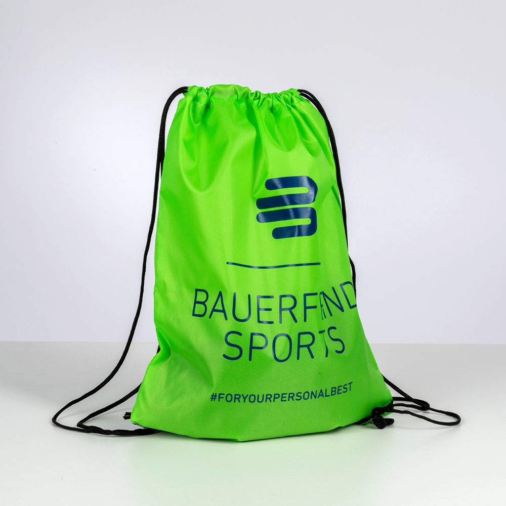 Studio-opname van een groene Bauerfeind Sports gymtas op een witte achtergrond, met logo en hashtag.