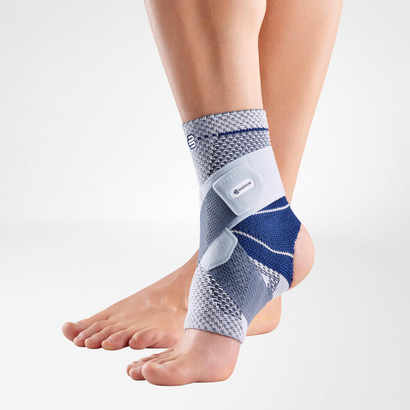 Close-up van blauwe en grijze Bauerfeind enkelbrace links, ontworpen voor steun en stabiliteit.