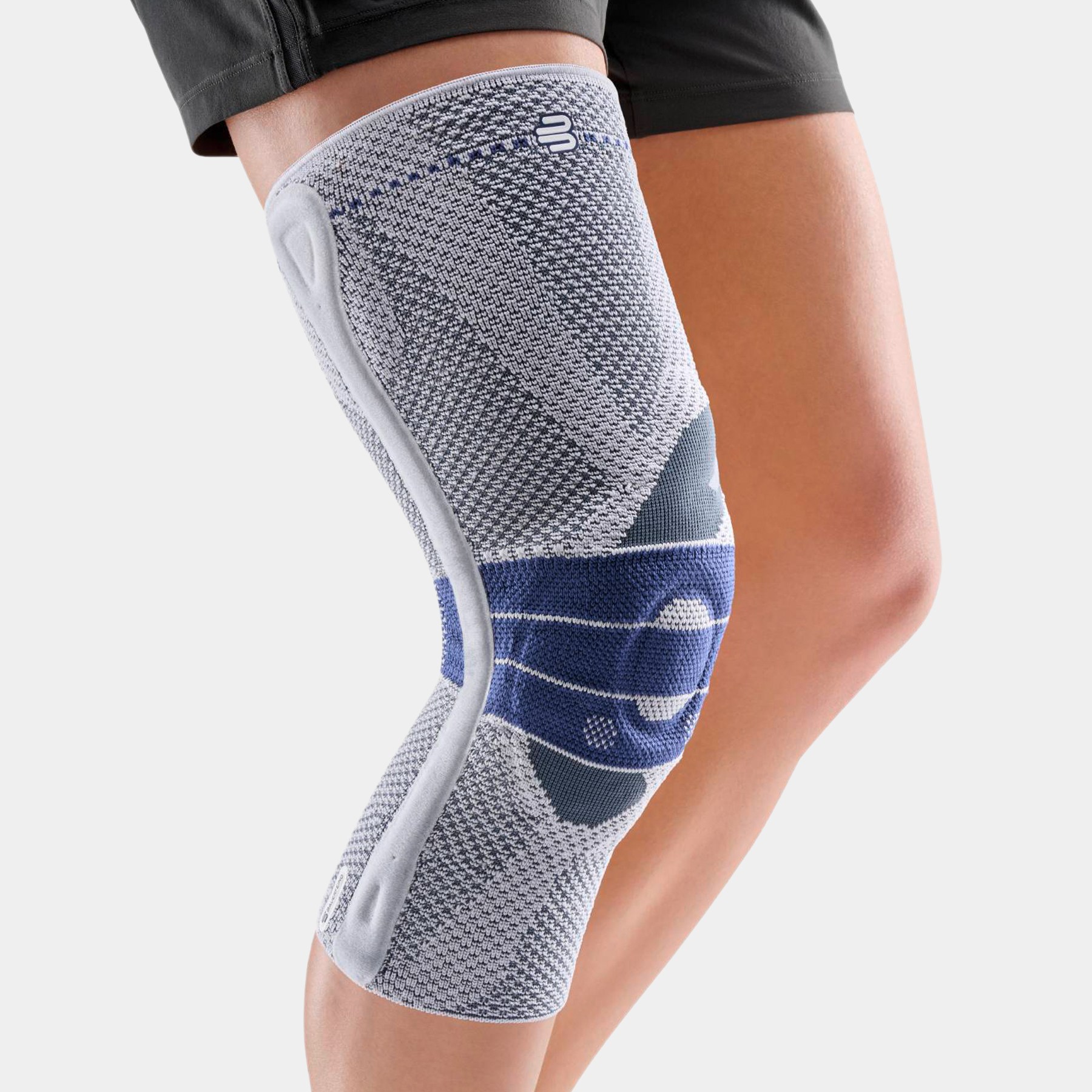 Titan GenuTrain P3 kniebrace met banden en patellapelotte voor stevige gewrichtssteun.