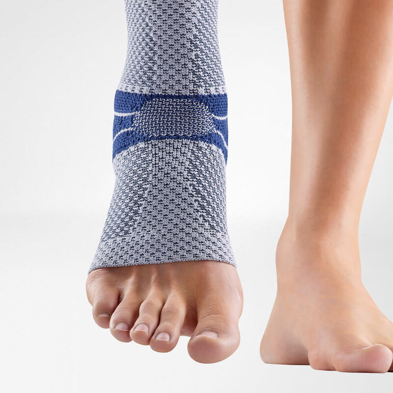 Close-up van grijs-blauwe MalleoTrain enkelbrace met steunbanden en gebreide structuur.
