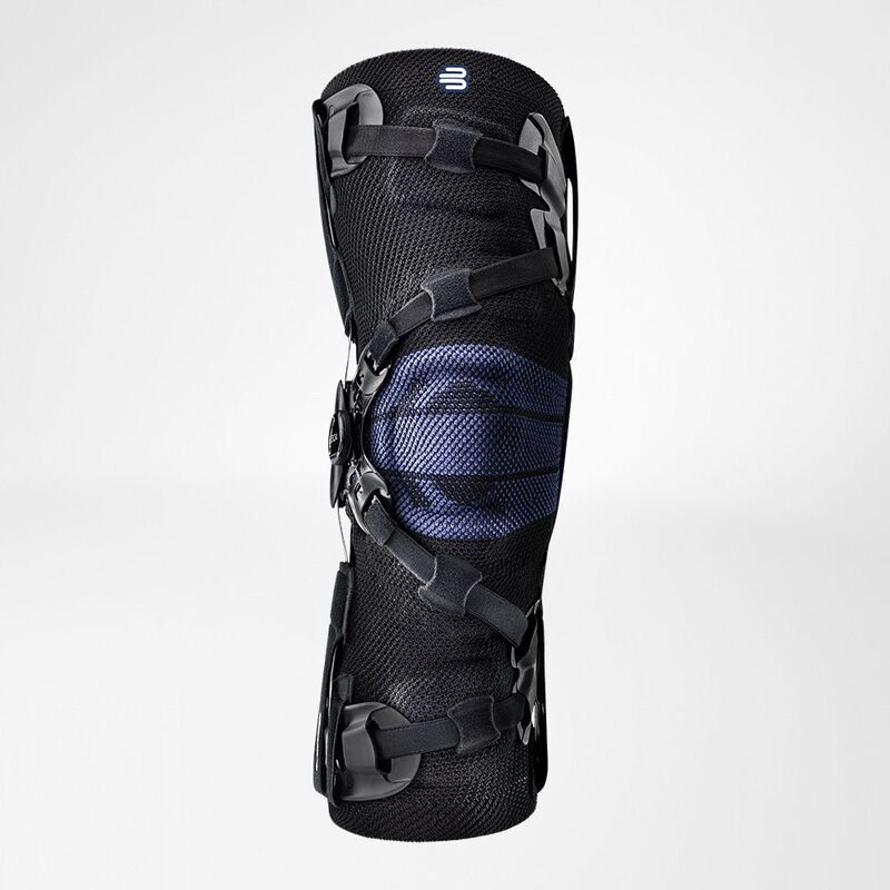 Zwarte en blauwe GenuTrain OA unloader kniebrace met verstelbare straps en zijscharnieren.