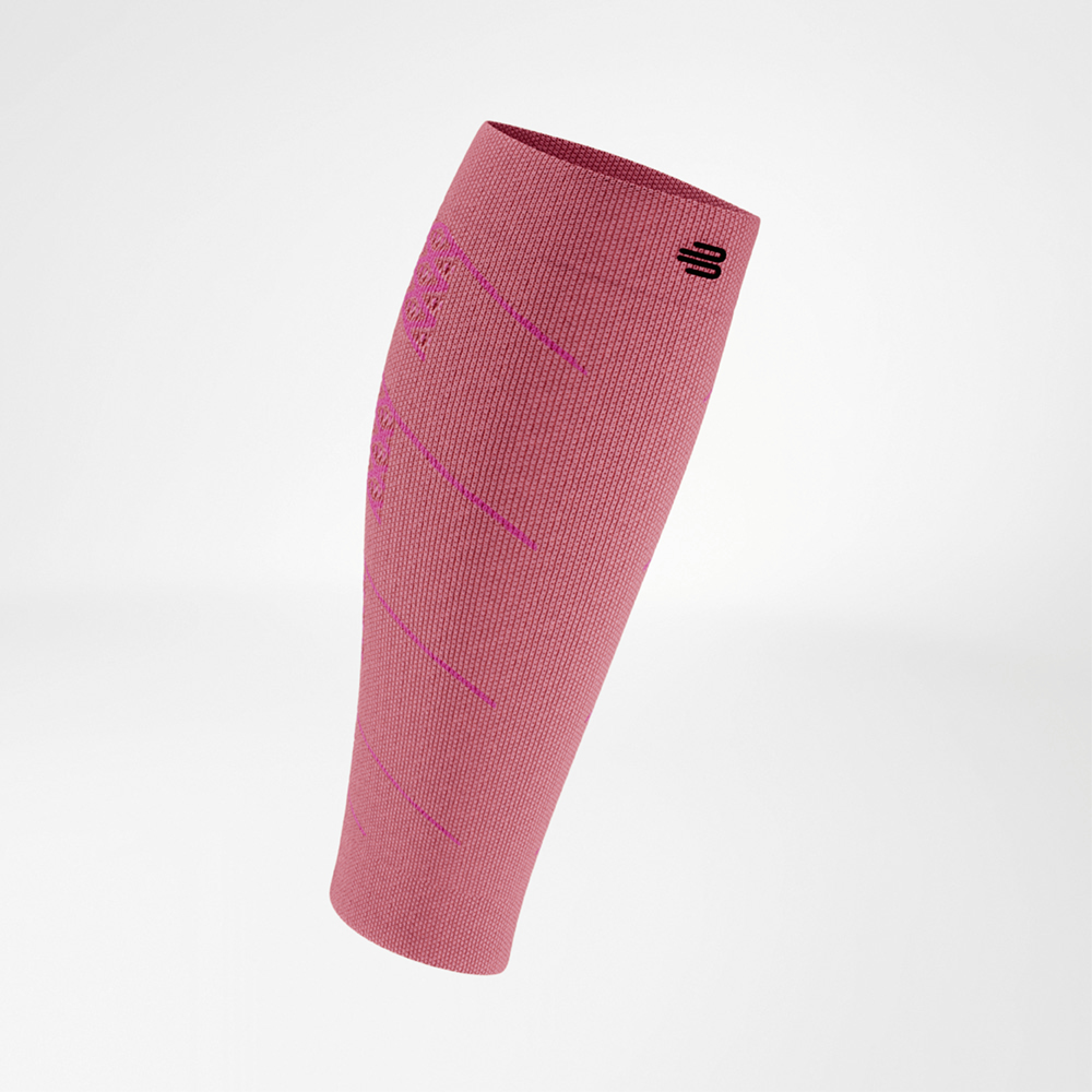 Detailaufnahme eines roten Run Performance Kompressionssleeves für die Wade. Das nahtlose, elastische Material mit eingewebten Funktionszonen ist deutlich sichtbar.