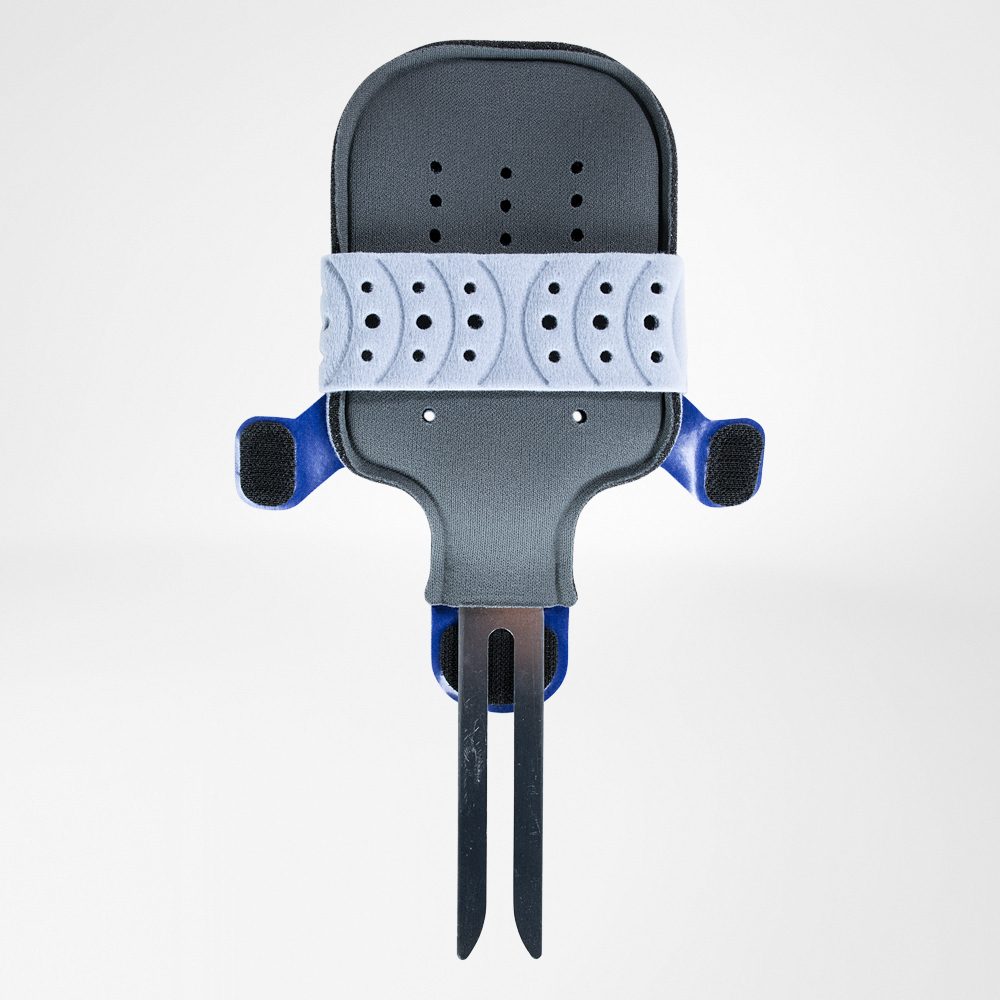 Grijze en blauwe orthopedische brace met geperforeerde witte band en twee zwarte bevestigingsriemen op witte achtergrond.
