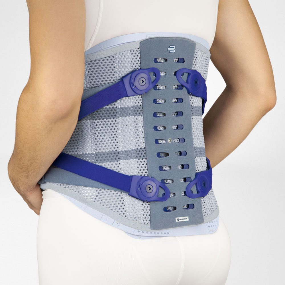 Persoon draagt een grijze rugbrace met blauwe spanbanden rond de onderrug.