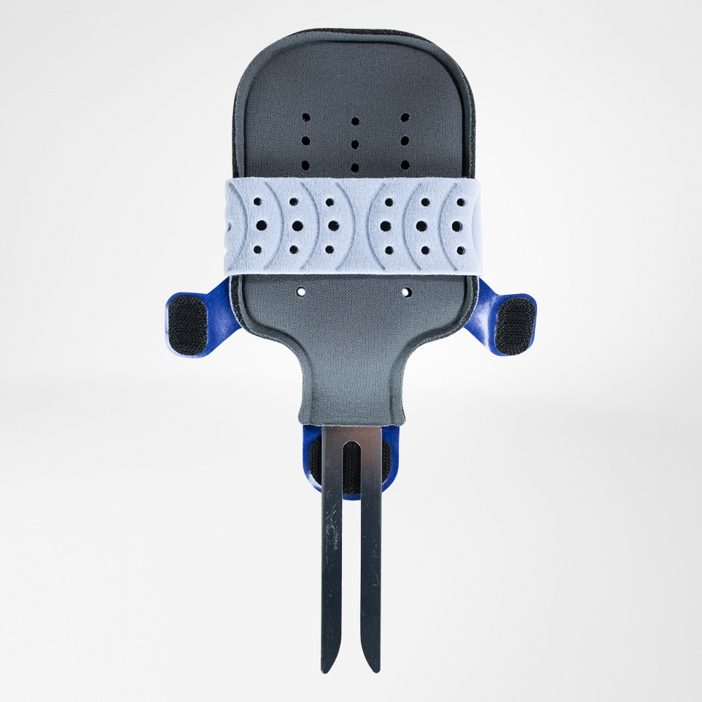 Grijze orthopedische brace met witte geperforeerde band, blauwe klittenbandsluitingen en zwarte dubbele steun.