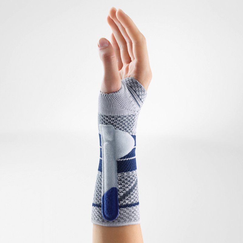 Zijaanzicht van hand met Bauerfeind ManuTrain polsbrace zonder tweedelig bandsysteem.