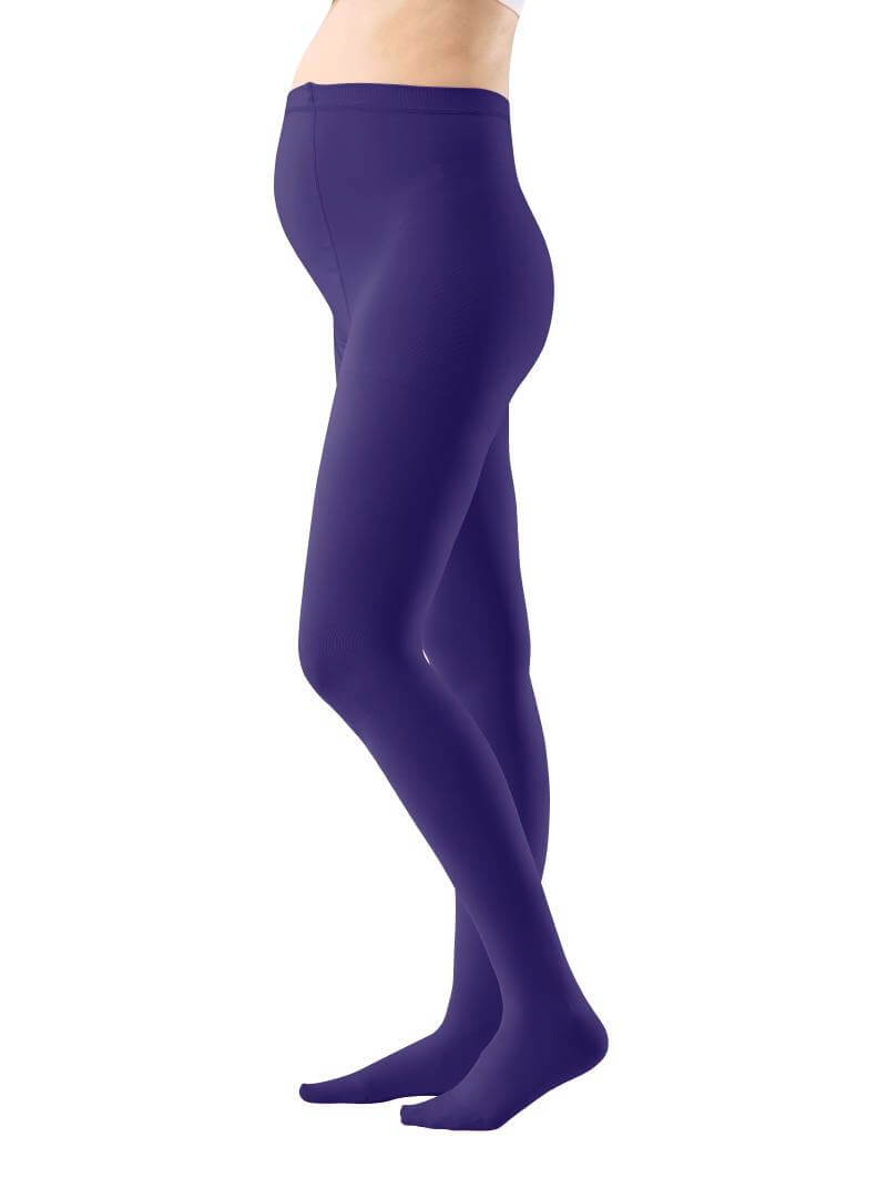 Een zwangere vrouw draagt een VenoTrain Micro compressiepanty van Bauerfeind in de kleur Wild Berry. Zo gaat ze zware benen in de zwangerschap tegen.