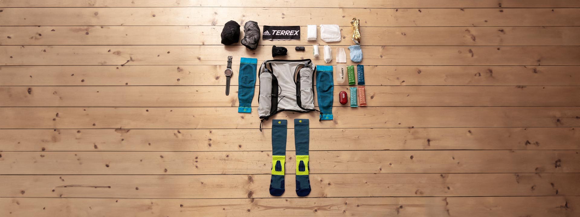 De benodigde trailrunapparatuur bevindt zich plat op een houten vloer.