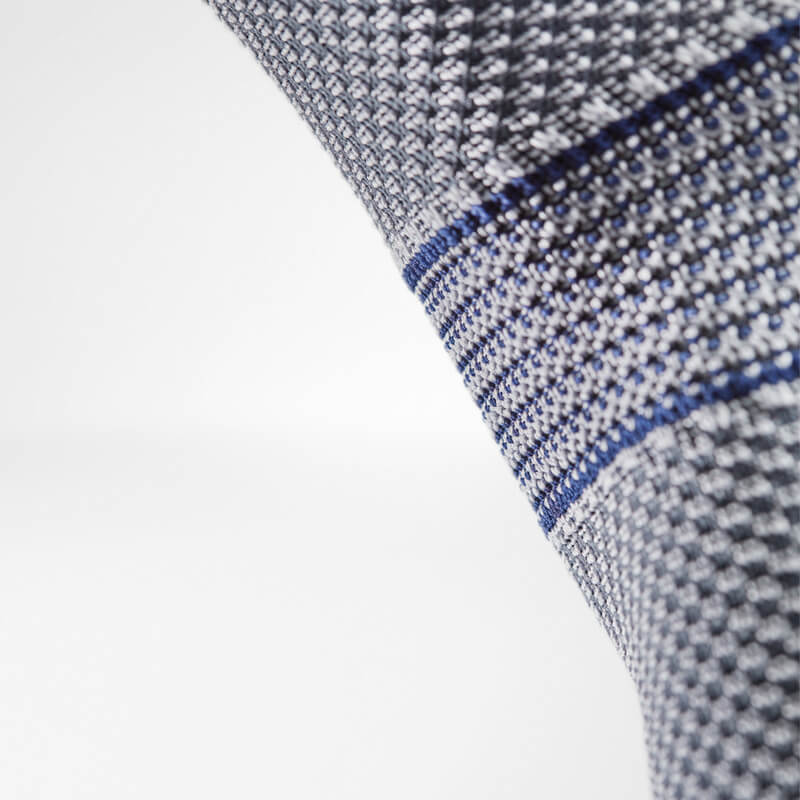 Comfortzone van de Bauerfeind GenuTrain kniebrace voor soepel draagcomfort rond de knie.