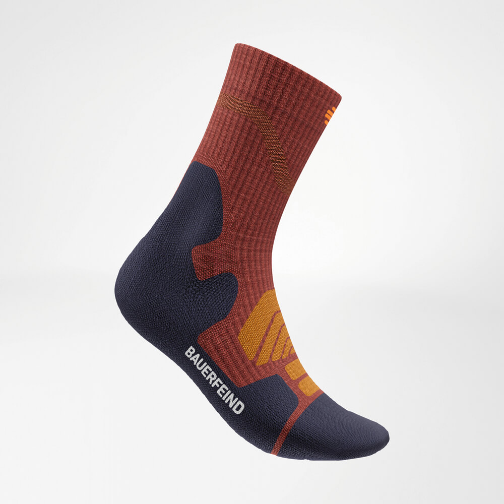 Volledige weergave van de Merino Outdoor Socks in een dynamische granaattint. Het ergonomische ontwerp en de Merino-woltechnologie garanderen comfort en bescherming bij alle activiteiten.