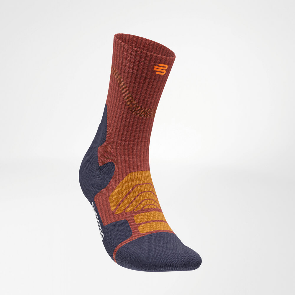 Schuine weergave van de Merino Outdoor Socks, die het slimme ontwerp en functionele details zoals ademende zones en versterkingen benadrukt. Een must-have voor outdoorliefhebbers.