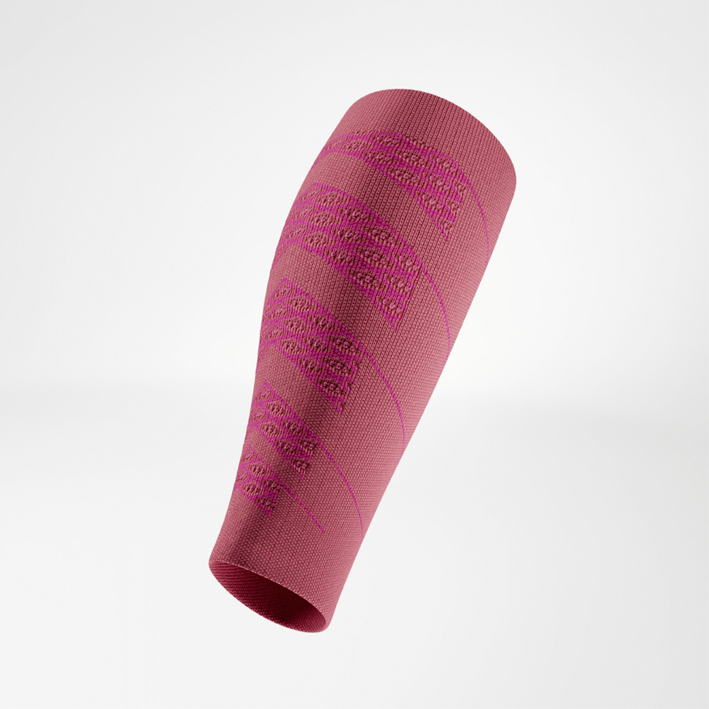 Rode compressiesleeve in zij-achteraanzicht, zichtbare compressiezones voor gerichte ondersteuning van de kuitspieren.