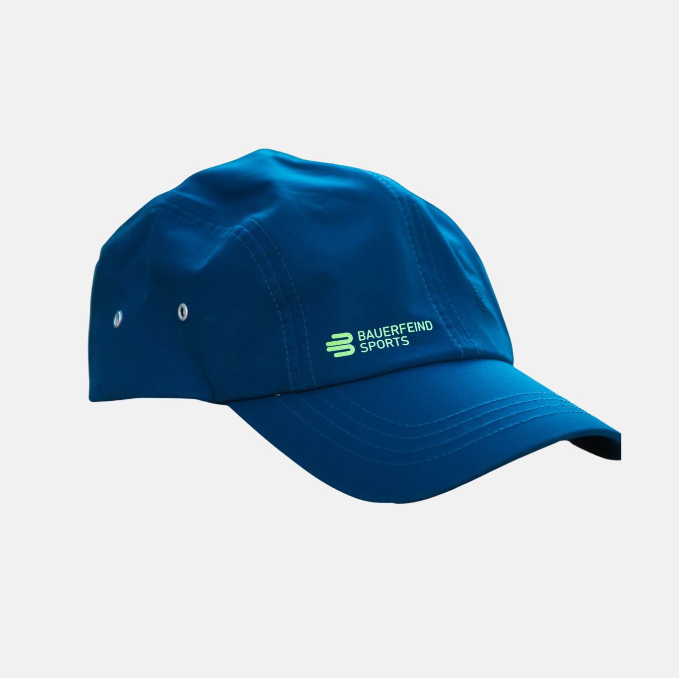 Blauwe Bauerfeind Sports pet met groen logo op een lichte achtergrond – sportieve bescherming voor zonnige trainingsdagen.