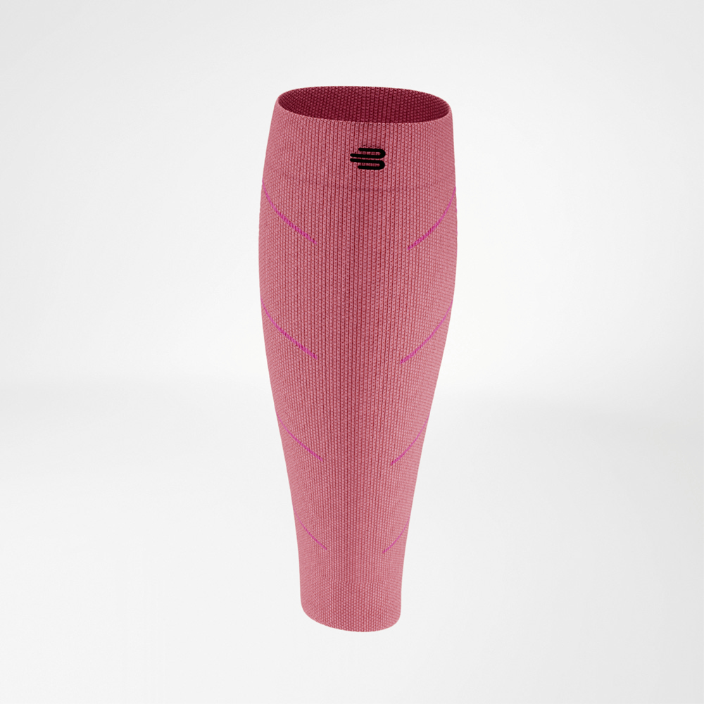 Rode compressiesleeve in vooraanzicht, elastisch materiaal met subtiele structuur, zwart logo boven de kuit.