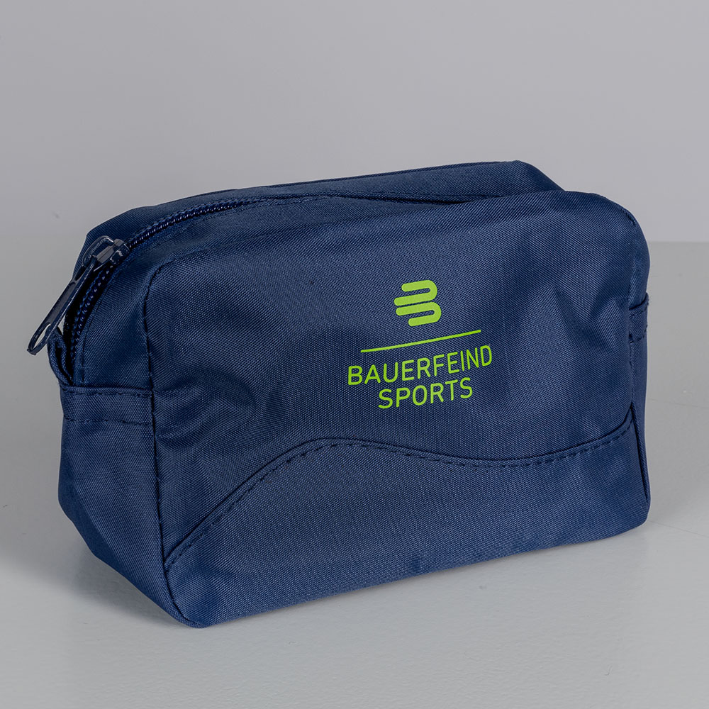 Close-up van een kleine, blauwe Bauerfeind Sports cosmetische tas in de studio. De tas is eenvoudig en toont het Bauerfeind-logo in groen.